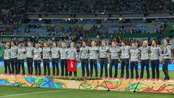 Nationalmannschaft mit Trikot von Simone Laudehr | Bild: picture-alliance/dpa
