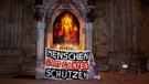 Demonstranten im Regensburger Dom | Bild: BR/Matthias Reinel