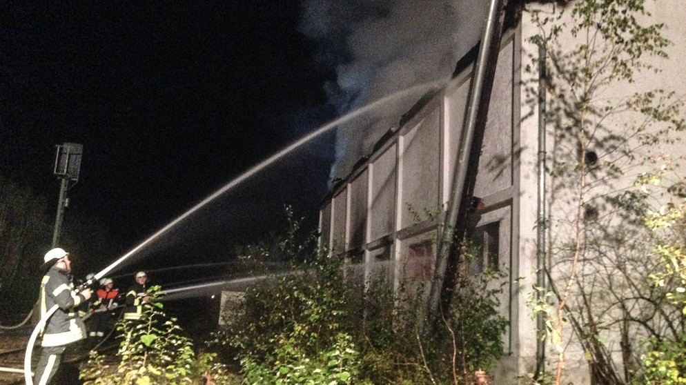 Bettfedernfabrik Neubäu geht in Flammen auf.  | Bild: Ratisbona Media