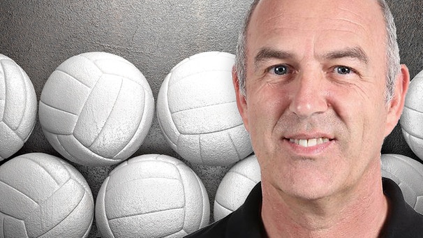 Jan de Brandt vor zwei Reihen Volleyball | Bild: Rote Raben Vilsbiburg; colourbox.com; Montage: BR