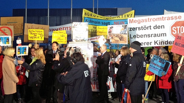 Auch die Bürgerinitiative aus Kulmain protestiert am Montag (24.02.14) in Pegnitz. | Bild: Claudia Stern / BR