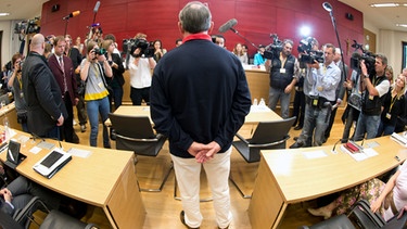Gustl Mollath (M) steht am 11.06.2013, vor seiner Vernehmung im Mollath-Untersuchungsausschuss im Bayerischen Landtag in München (Bayern), an seinem Platz.  | Bild: picture-alliance/dpa