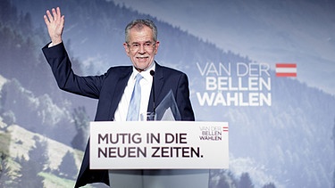 Alexander Van der Bellen steht winkend am Rednerpult - darauf steht "Mutig in die neuen Zeiten | Bild: picture-alliance/dpa