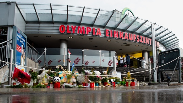 Blumen vor dem Eingang des Olympia-Einkaufszentrums in München | Bild: picture-alliance/dpa/Matthias Balk