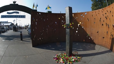 Mahnmal an die Opfer des Oktoberfestattentats am Eingang der Wiesn | Bild: picture-alliance/dpa