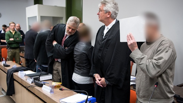 Prozess gegen "Oldschool Society": Angeklagte und Verteidiger | Bild: dpa-Bildfunk/Sven Hoppe