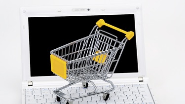 Das Modell eines Einkaufswagens auf einem Laptop | Bild: colourbox.com