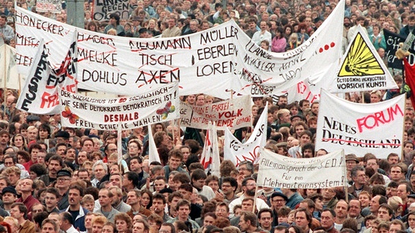 4. November 1989: Demonstration auf dem Ost-Berliner Alexanderplatz | Bild: picture-alliance/dpa