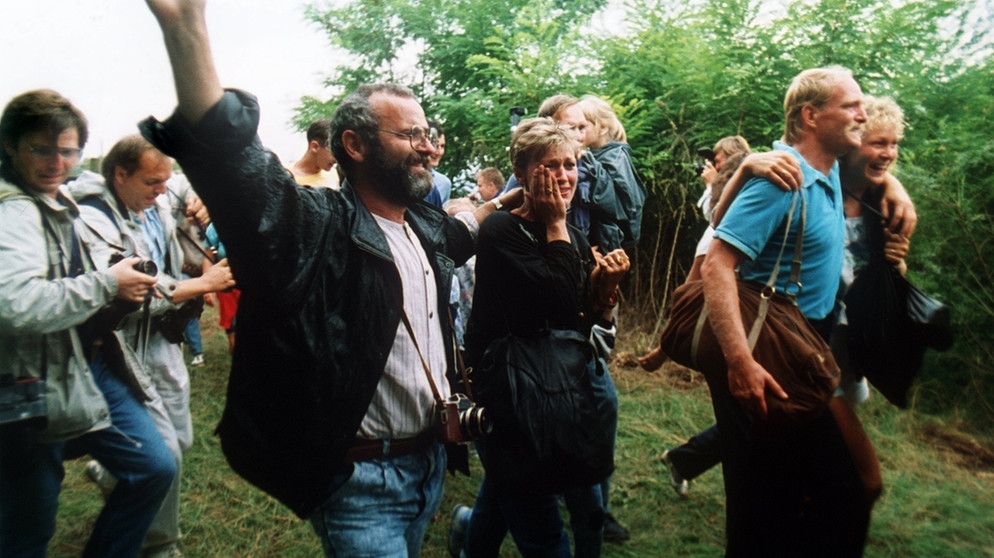  Das Archivbild zeigt jubelnde DDR-Flüchtlinge, die am 19.08.1989 Österreich erreichen | Bild: dpa-Bildfunk