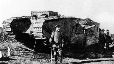 Deutscher Soldat vor einem erbeuteten britischen Panzer | Bild: picture-alliance/dpa