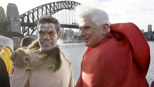Weltjugendtag 2008 in Sydney: Benedikt XVI. mit einem Aborigine | Bild: picture-alliance/dpa