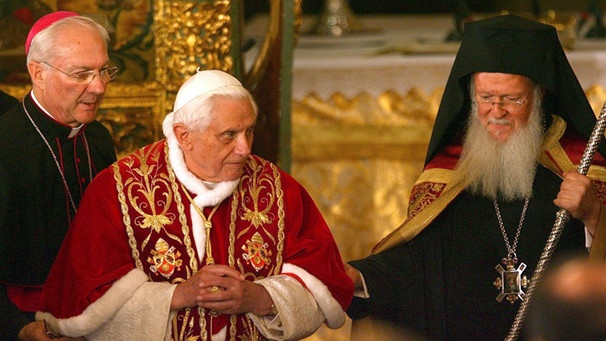 Benedikt XVI. mit dem Istanbuler Patriarchen Bartholomäus I. | Bild: picture-alliance/dpa