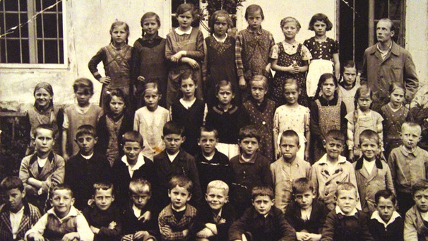 Grundschuleklasse Aschau: Joseph Ratzinger in der zweiten Reihe von unten,  Dritter von links | Bild: picture-alliance/dpa