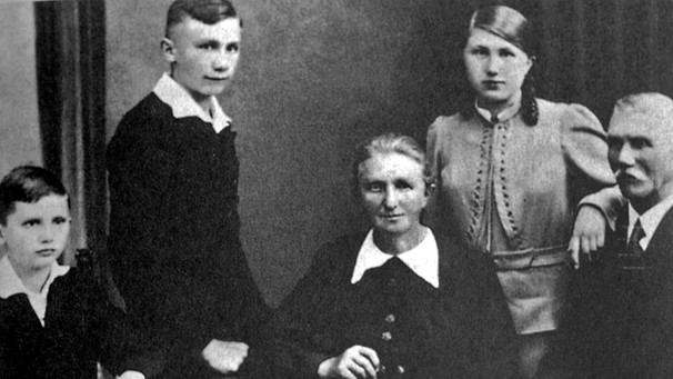 Familienfoto: Joseph (l) neben Eltern Maria und Joseph, hinten Bruder und Schwester | Bild: picture-alliance/dpa
