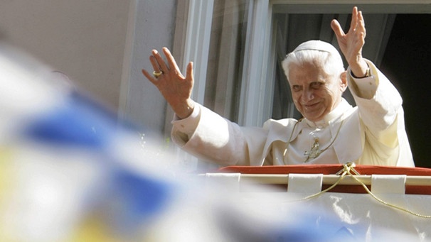 Der Papst winkt von einem Balkon, vor ihm die bayerische Fahne | Bild: picture-alliance/dpa