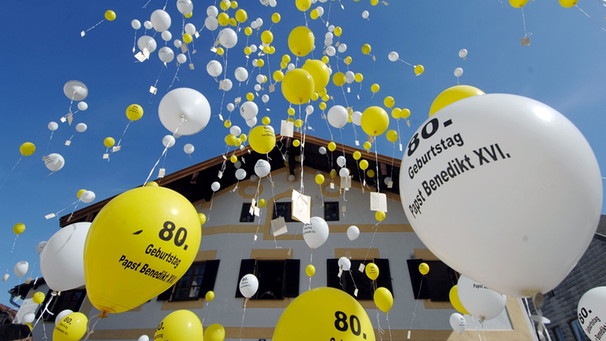 Luftballons steigen vor dem Geburtshaus in Marktl am Inn in den Himmel | Bild: picture-alliance/dpa