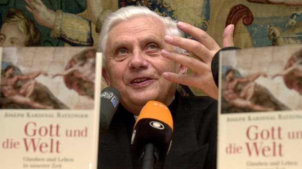 Kardinal Ratzinger stellt sein Buch "Gott und die Welt" vor | Bild: picture-alliance/dpa