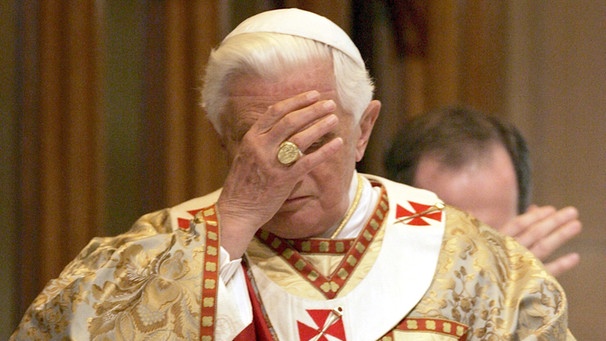 Papst Benedikt hält eine Hand vor das Gesicht | Bild: picture-alliance/dpa