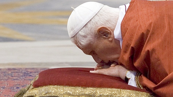 Betend liegt der Papst auf dem Boden einer Kirche | Bild: picture-alliance/dpa