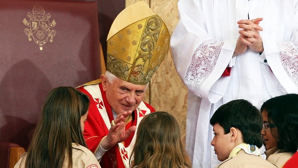 Papst Benedict XVI. segnet Kinder bei einer Messe in Porto, Portugal, am 14. Mai 2010 | Bild: picture-alliance/dpa