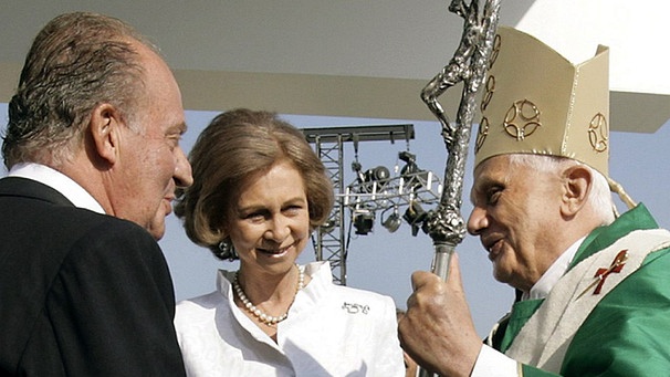 Papst Benedict XVI. begrüßt König Juan Carlos (links) und Königin Sofia in Valencia am 9. Juli 2006 | Bild: picture-alliance/dpa