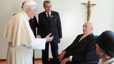 Helmut Kohl und Papst Benedikt XVI. treffen aufeinander | Bild: picture-alliance/dpa