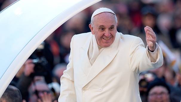 Papst Franziskus I. winkt bei der woechentlichen Generalaudienz auf dem Petersplatz aus dem Papamobil | Bild: picture alliance / Pressefoto UL