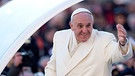 Papst Franziskus I. winkt bei der woechentlichen Generalaudienz auf dem Petersplatz aus dem Papamobil | Bild: picture alliance / Pressefoto UL