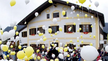 Kinder lassen am Montag (16.04.12) vor dem Geburtshaus von Papst Benedikt XVI. in Marktl am Inn Luftballons mit der Aufschrift "85. Geburtstag von Papst Benedikt XVI." steigen | Bild: Lukas Barth/dapd
