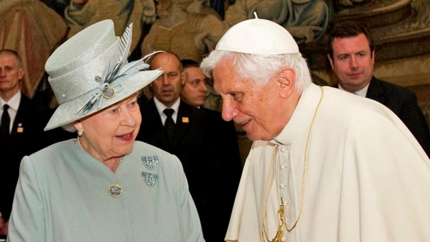 Elizabeth II. und Papst Benedikt XVI. in Holyrood | Bild: picture-alliance/dpa