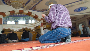  Gläubige beten am Freitag (06.04.2012) in Mannheim in der Yavuz Sultan Selim Moschee während des Freitagsgebets.  | Bild: picture-alliance/dpa/Uwe Anspach