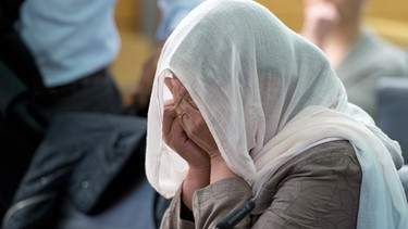  Mutter des Mordopfers am 25.09.2015 in einen Verhandlungssaal des Landgerichts in Darmstadt (Hessen) hinter der Anklagebank. | Bild: picture-alliance/dpa
