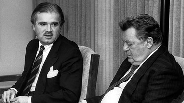 Innenstaatssekretär Peter Gauweiler im Februar 1987 mit dem bayerischen Ministerpräsidenten Franz Josef Strauß | Bild: picture-alliance/dpa