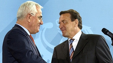 Peter Hartz überreicht dem damaligen Kanzler Gerhard Schröder die Reformvorschläge | Bild: picture-alliance/dpa|Tim Brakemeier