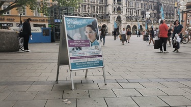 Plakat am Marienplatz.  | Bild: BR / Sandra Demmelhuber