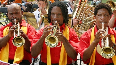Der mit über 16.000 Bläsern weltgrößte Posaunenchor - darunter Gäste aus Papua-Neuguinea (Foto) | Bild: picture-alliance/dpa