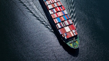 Containerschiff in der Vogelperspektive | Bild: Getty Images, dan_prat