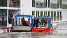  Rettungskräfte arbeiten am 19.06.2016 in Poikam bei Bad Abbach (Bayern) an einem havarierten Schiff. Das Schiff hatte sich quer gestellt und ist an einer Brücke festgefahren. Passagiere wurden nicht verletzt. | Bild: dpa-Bildfunk/Tobias Hase 