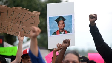 Menschen halten während einer Demo in Ferguson, Missouri, ein Bild von Michael Brown in den Händen | Bild: Reuters (RNSP)