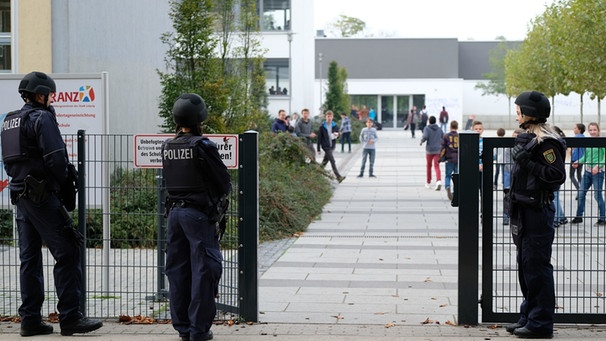 Polizei-Einsatz am Reclam-Gymnasium in Leipzig | Bild: picture-alliance/dpa