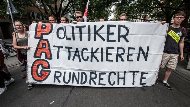 Demonstranten mit Transparent gegen das PAG | Bild: pa/dpa/Sachelle Babbar