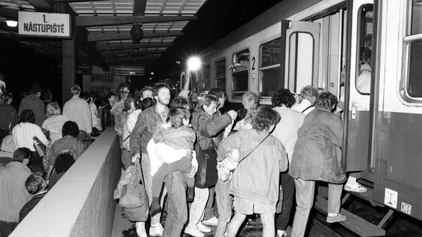 Ausreisewillige DDR-Bürger Anfang Oktober 1989 im Prager Bahnhof | Bild: picture-alliance/dpa