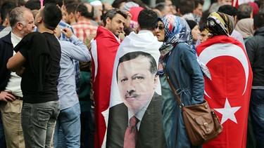 Erdogan-Anhänger demonstrieren in Köln | Bild: picture-alliance/dpa