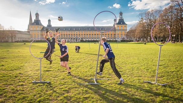 Quidditch-Spieler der "Rheinos Bonn" trainieren am 04.04.2016 im Hofgarten in Bonn (Nordrhein-Westfalen) | Bild: pa/dpa