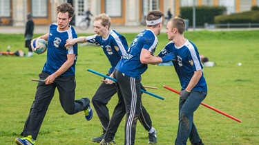 Quidditch-Spieler der Bonner Mannschaft «Rheinos» trainieren am 04.04.2016 im Hofgarten in Bonn (Nordrhein-Westfalen). | Bild: pa/dpa
