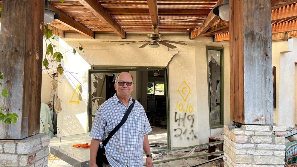 Ralph Levinson vor vor seinem zerstörten Haus in einem Kibbuz. | Bild: BR / Julio Segador