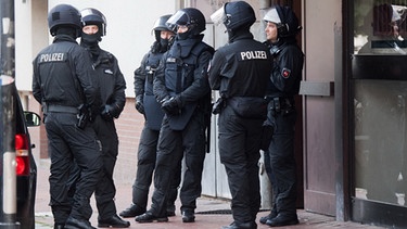 Polizisten stehen am 27.07.2016 vor der DIK-Moschee in Hildesheim (Niedersachsen).  | Bild: picture-alliance/dpa/Julian Stratenschulte