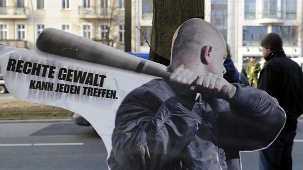 Papp-Aufsteller in Berlin: "Rechte Gewalt kann jeden treffen" - steigende Zahl rechter Gewalttaten in Deutschland | Bild: picture-alliance/dpa/Rainer Jensen