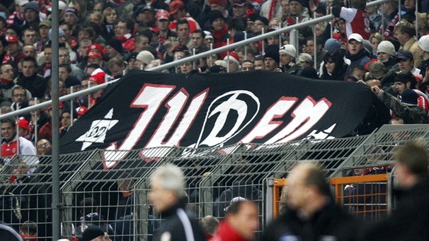 Antisemitisches Banner in Fußballstadiion | Bild: picture-alliance/dpa
