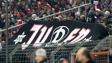Antisemitisches Banner in Fußballstadiion | Bild: picture-alliance/dpa